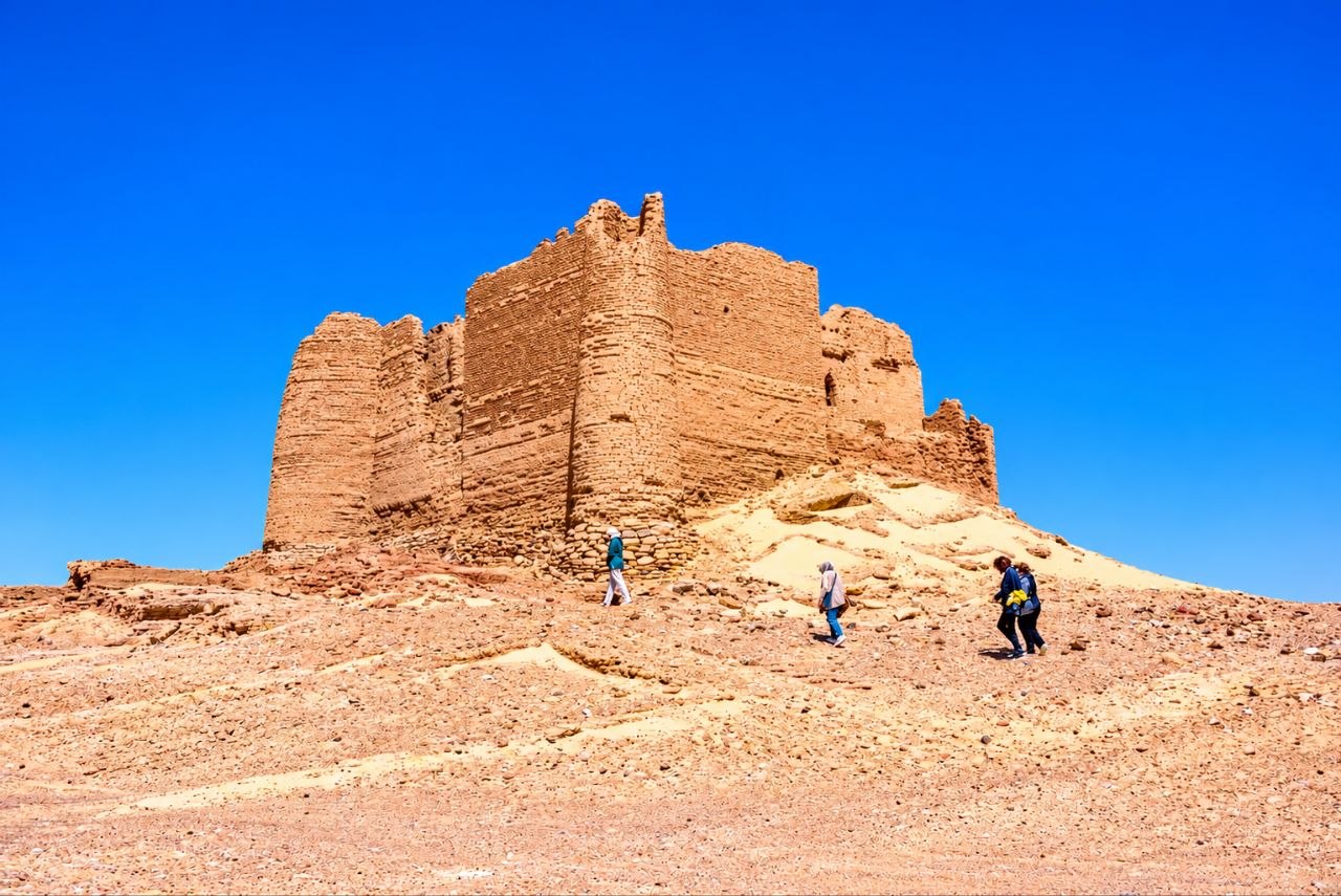 واحة الخارجة في مصر التاريخ والمعابد ودرب الأربعين