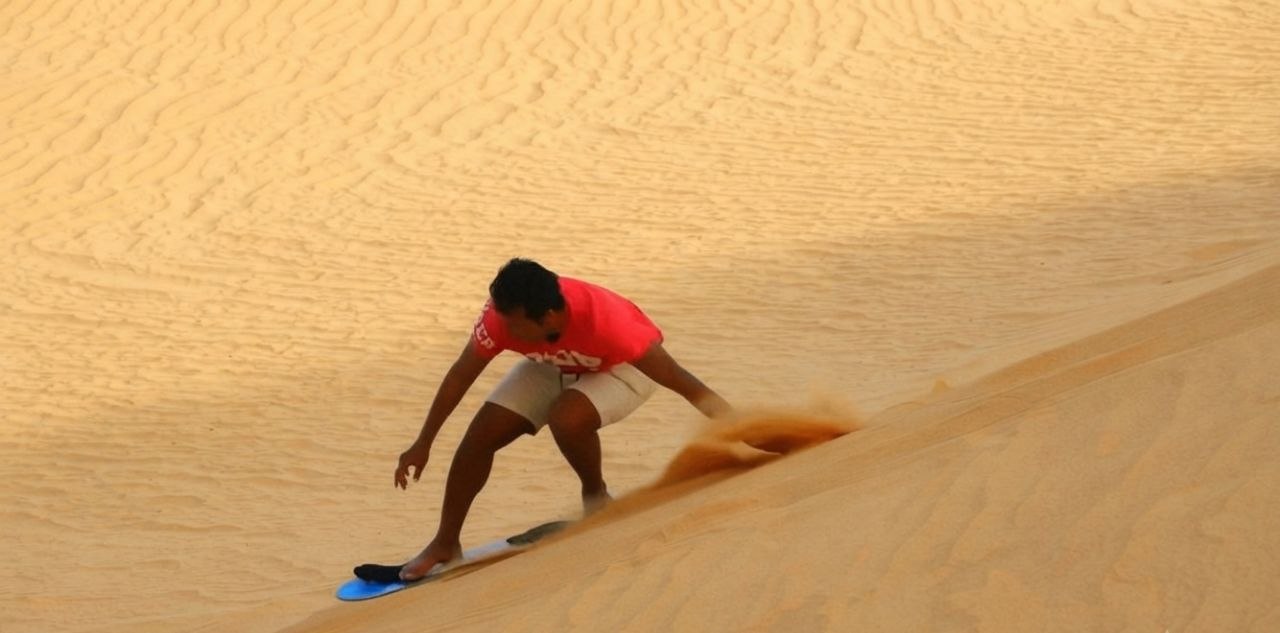 التزلج على الرمال في مصر: الرياضة الصحراوية التي يجب أن تجربها (2026)