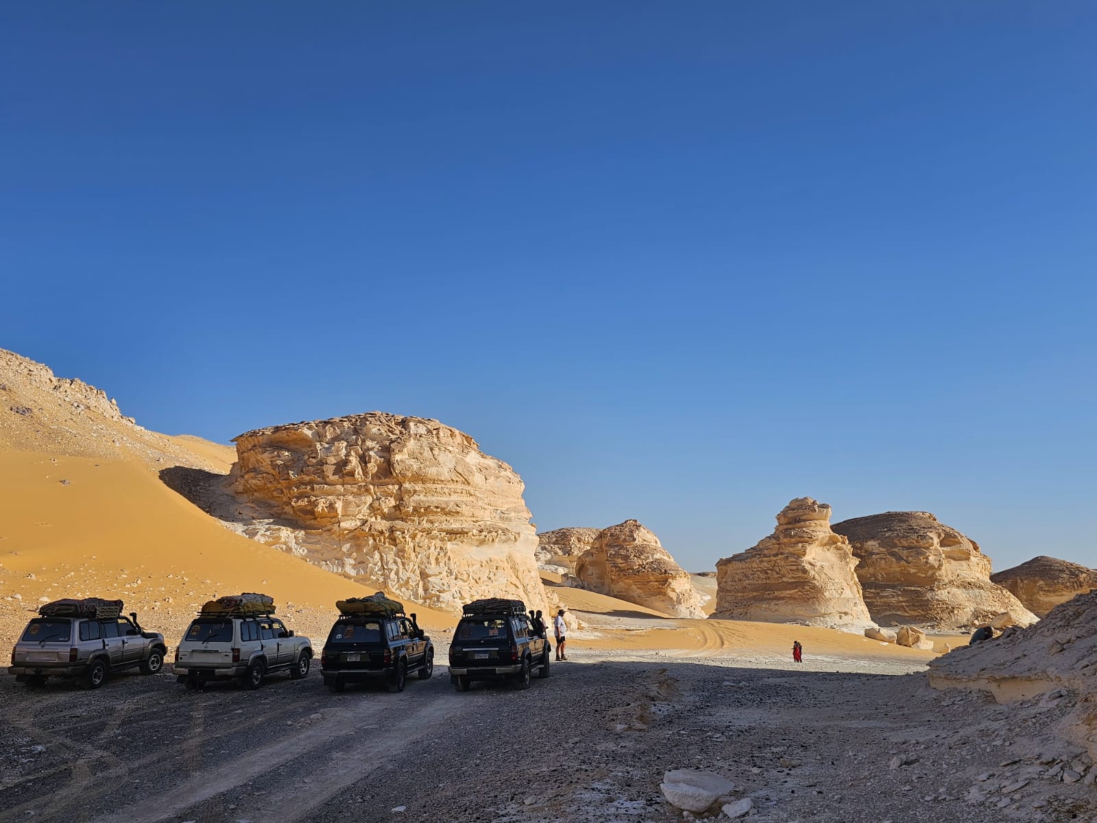 التكوينات الصخرية القديمة ومناظر الصحراء
